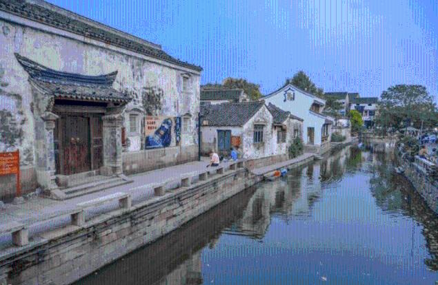 逃离废弃的卡车场